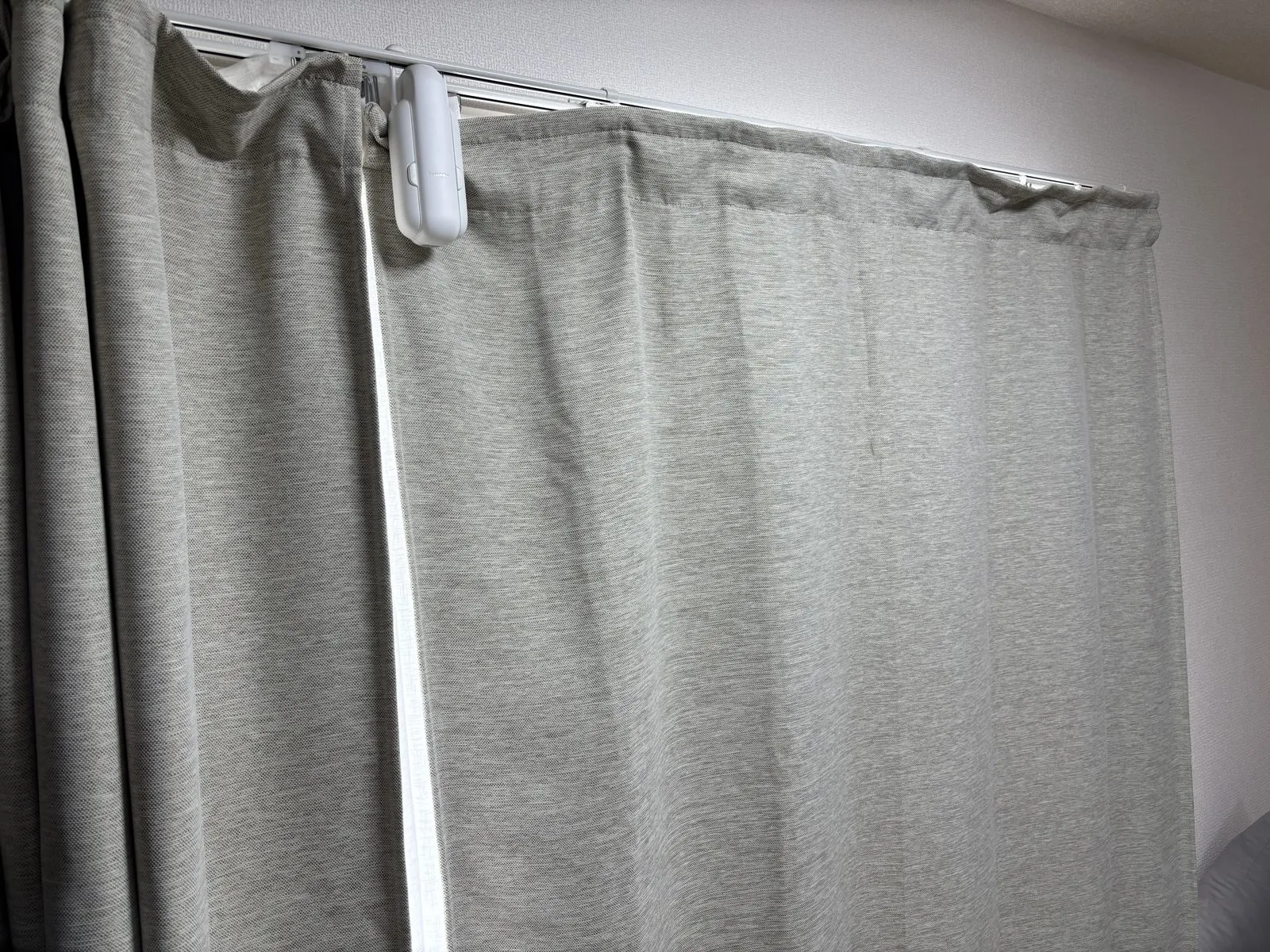 閉めた状態の寝室カーテン。上端のレール部分に本体が収まり、閉めればほとんど目立たない