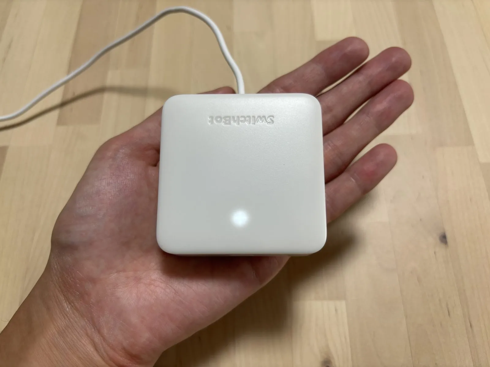 手のひらに載るサイズ感のハブミニ（65mm角・36g）