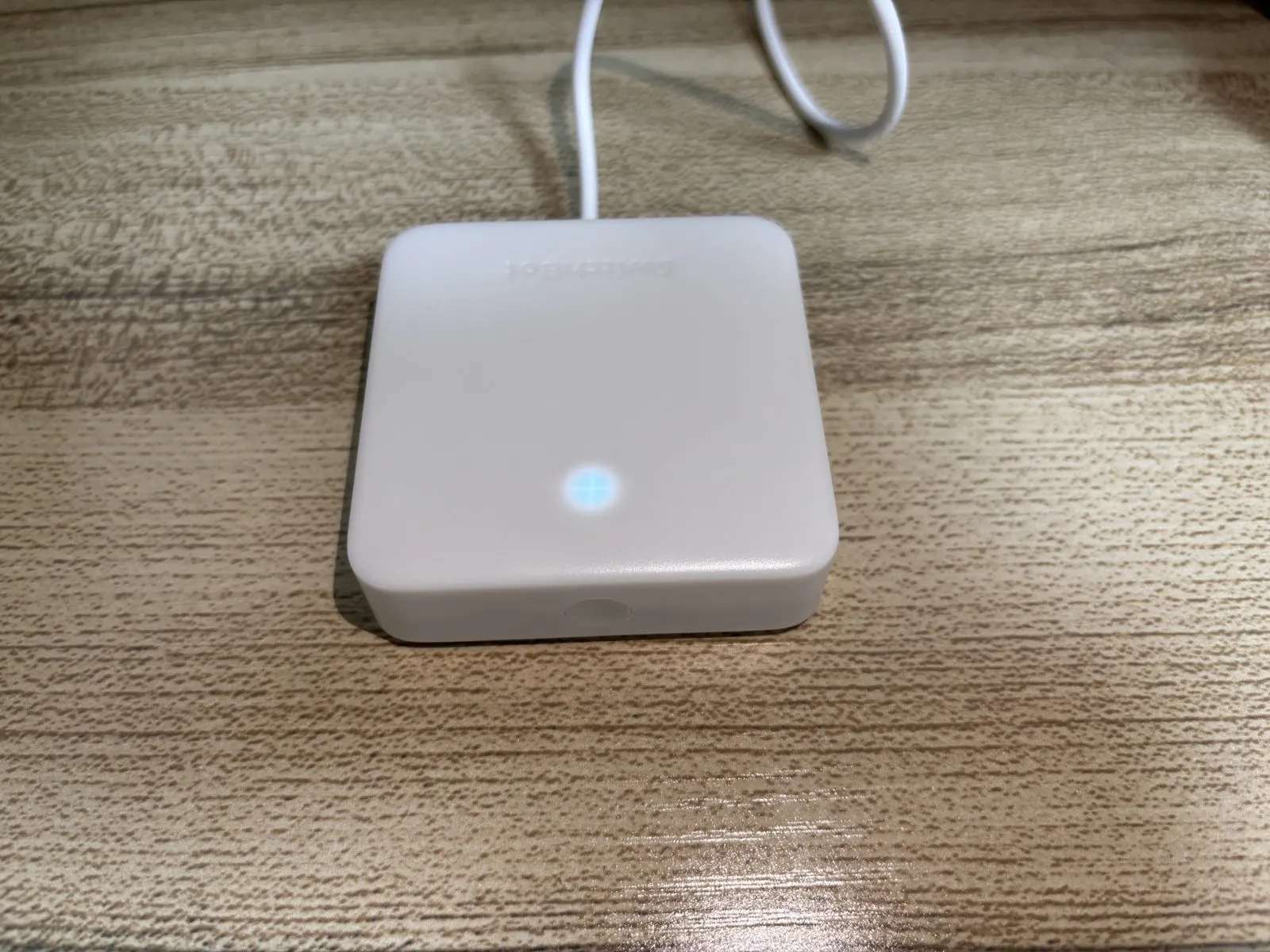 棚置きで運用中のハブミニ。USBケーブルで給電し、LEDが点いていれば稼働中