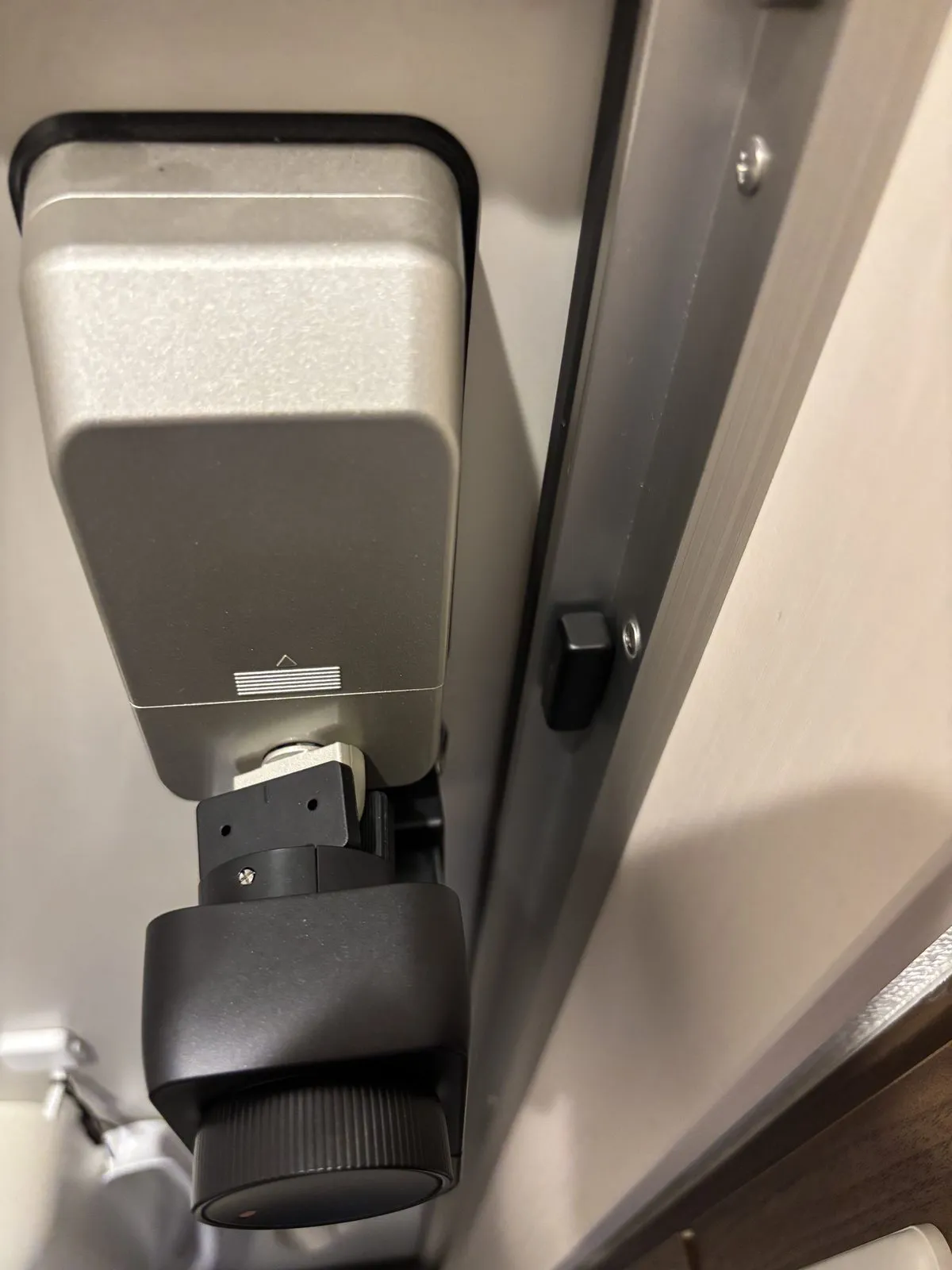 下から見上げたロックProとドア枠側の付属磁石。嵩上げしたぶん磁石との距離が遠くなっている