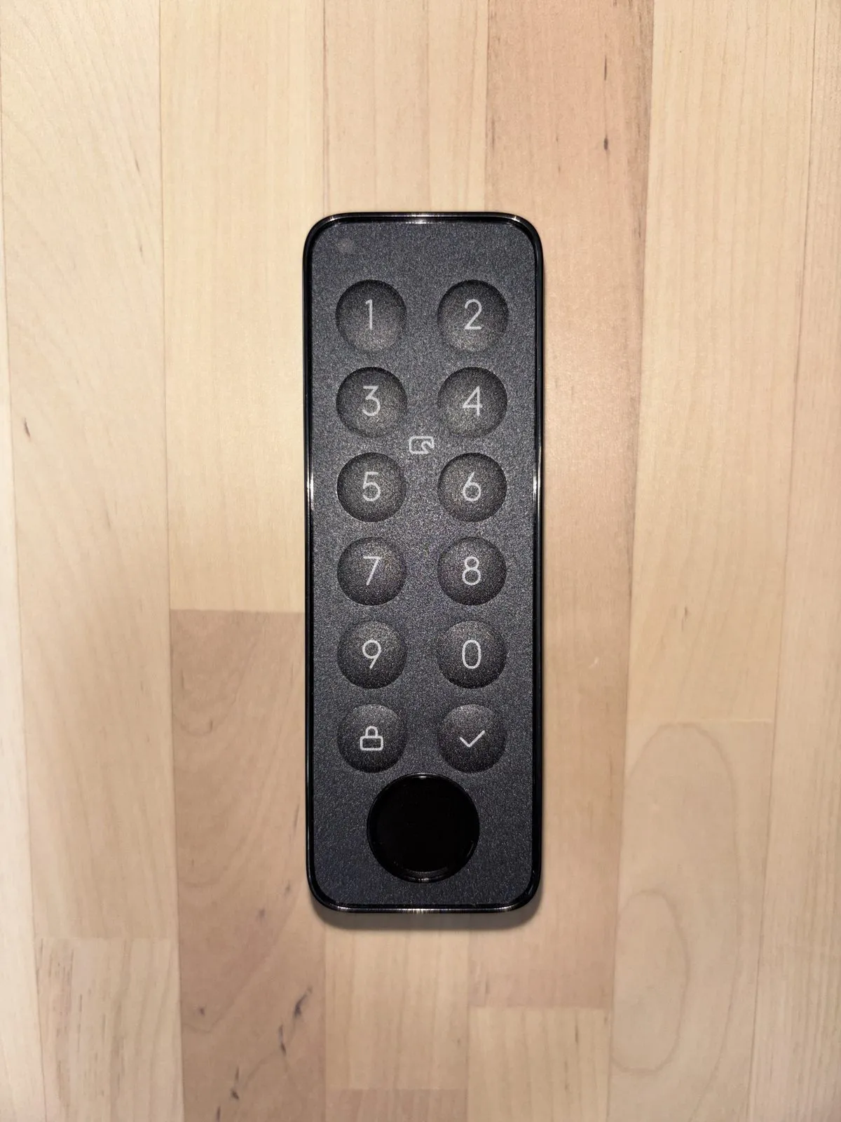 わが家のSwitchBot指紋認証パッド。テンキーの下の黒い円が指紋センサー