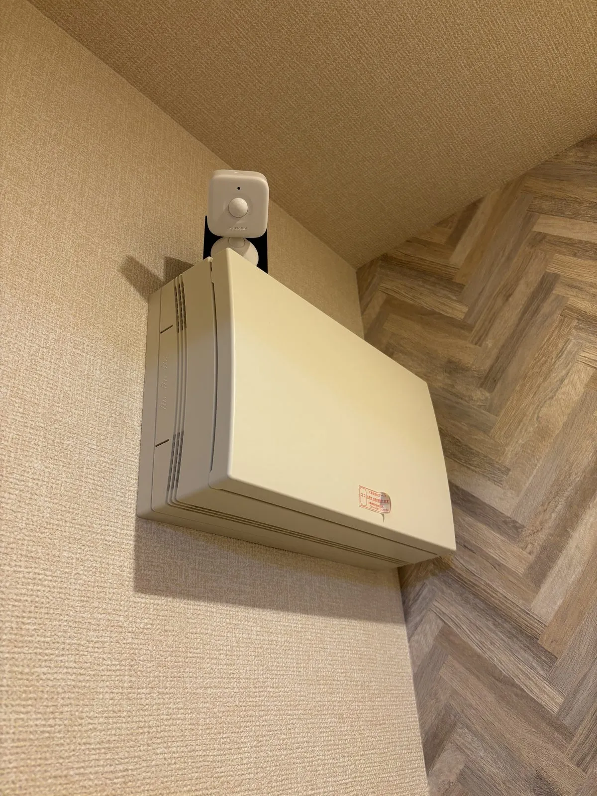 トイレの人感センサーは壁の高い位置に取り付けて、ドアのほうを見下ろす向きに設置